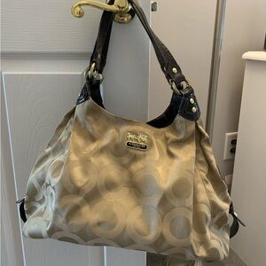 Coach shoulder bag, numerous pockets